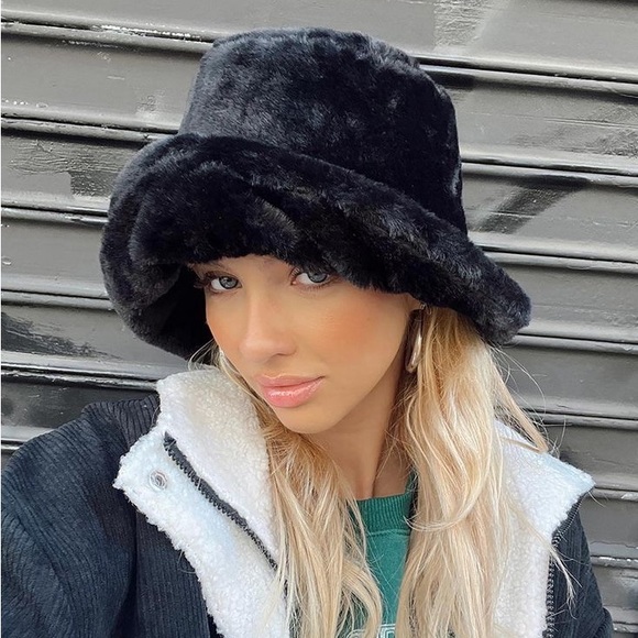 Accessories - Black furry bucket hat